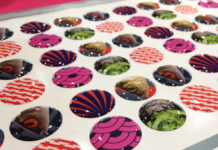 Какие бывают объемные наклейки на телефон