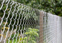 Как установить забор из сетки рабицы