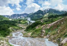 Почему полуостров Камчатка привлекает много туристов?