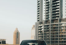 Исследуйте Дубай в стиле с Porsche Cayenne