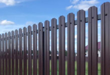 Забор из металлоштакетника: прочно, стильно и надежно