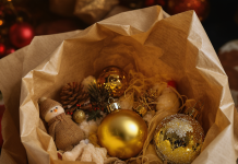 Упаковка хрупких новогодних подарков для отправки по России: как сетчатая бумага для упаковки помогает сохранить посылки в целости